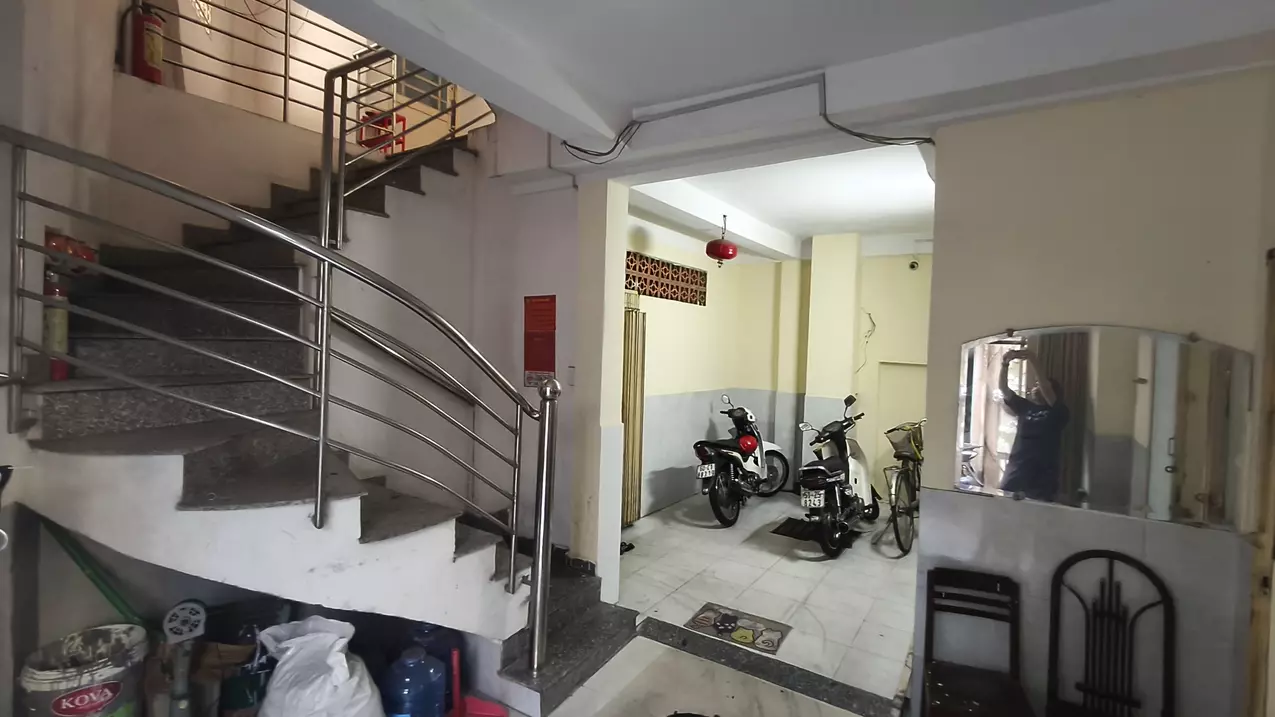 owner sells doan van bo front house with huge area, 15 rooms for rent.