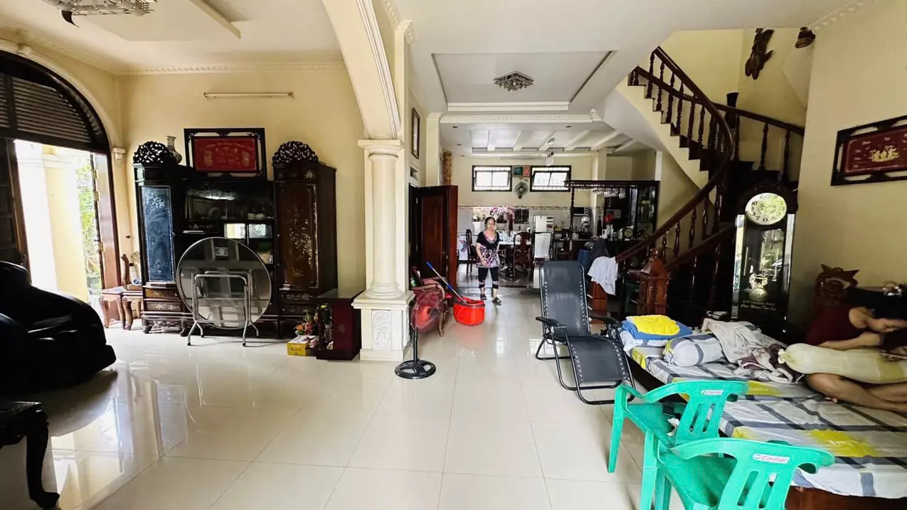 selling and dividing assets, reducing floor collapse >villa on corner lot 277m2. from 28 billion reduced to 15.x extremely exchange rate