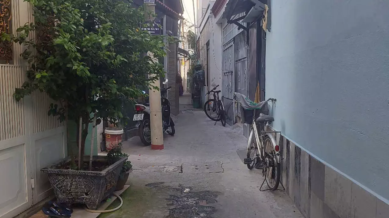 selling land of 99m2, giving away a 4-level house, suitable for new construction, alley 8m from the front, nguyen duy trinh, binh trung