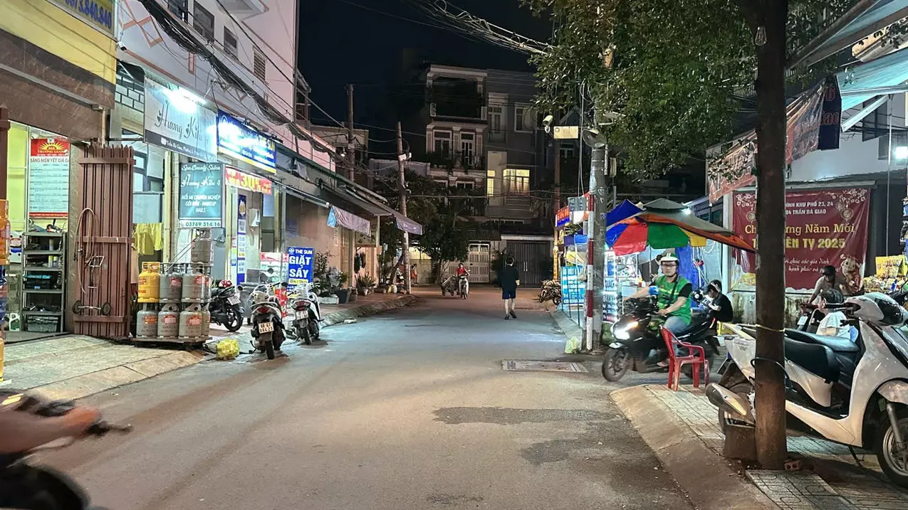 selling land to build a high-rise house of 112m2, duong quang ham, 4m wide, close to binh thanh, slightly 11 billion.