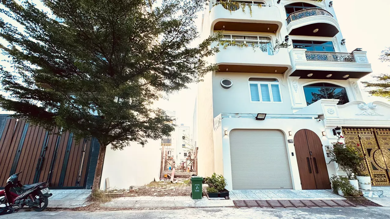 land for sale offer a fully functional corner lot house 5m x20m car and ventified parking including investment of only 4