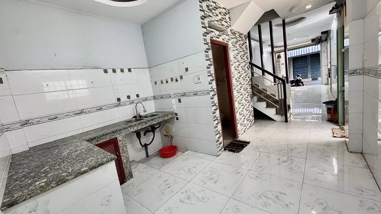 owner needs to sell private house with 1 ground floor and 4 floors, total construction area 200m2, selling price 15 billion