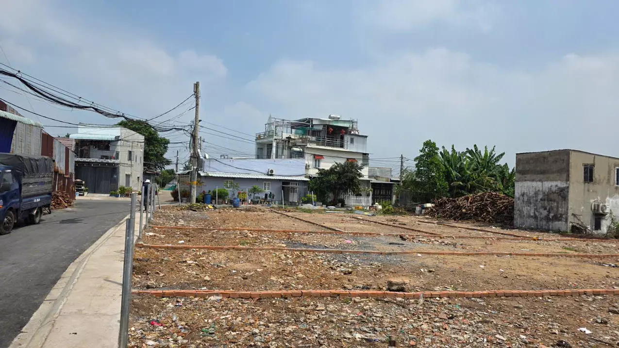 8 plastic front lots – across district 12 – near bear market & tan dong church – from nhh 4 billion