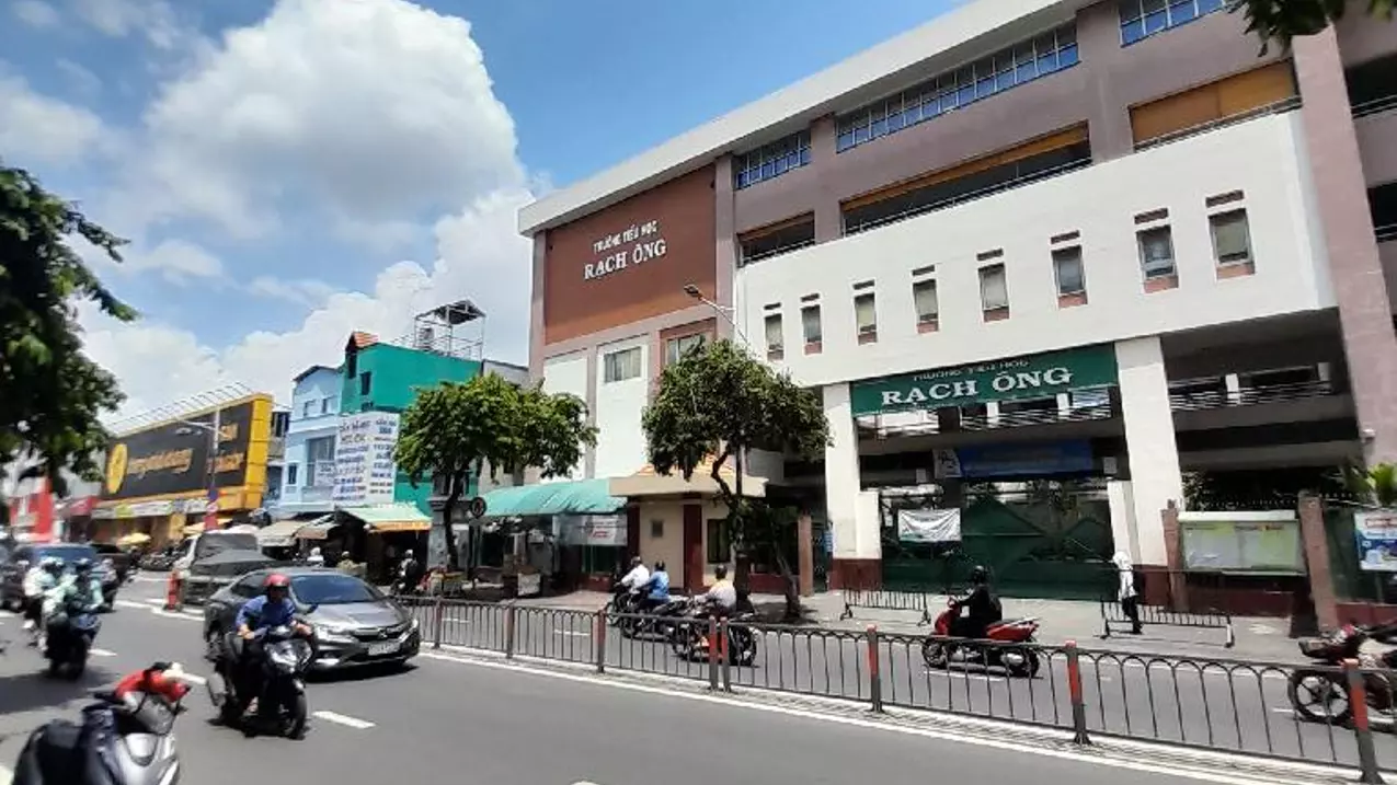 owner needs to sell private house with 1 ground floor and 4 floors, total construction area 200m2, selling price 15 billion