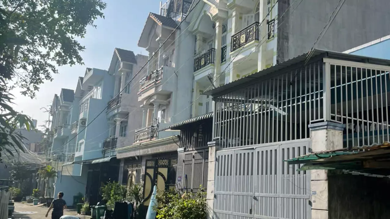 sale of townhouse, bring suitcase and move in immediately (4x22m) 6m asphalt road huynh thi hai, district 12.