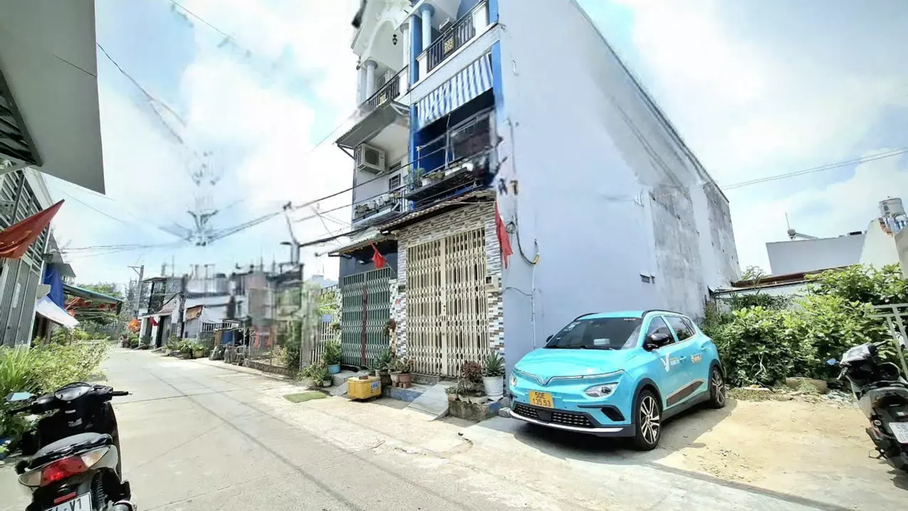 3 billion 950 available immediately 8m 5.5x15 car alley lot