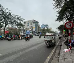 10 billion own a house right on dai co viet street - corner lot - wide sidewalk for business