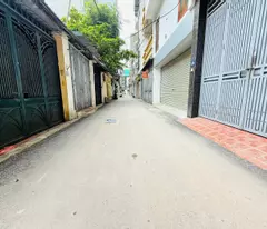 41m nguyen ngoc naik, avoid parking cars, close to the street, busy business