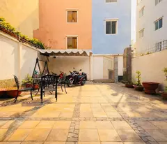ancient villa in the heart of district 10, ward 13 cmt8 - a safe place to stay in the middle of the city. .