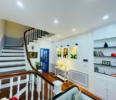 corner apartment of 53m2 in a 5-storey house at alley 95 vu xuan thieu, long bien. road open to cars, near lake