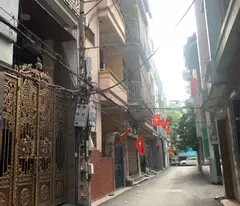 floor house for sale in cau giay, 35m2, three gac straight lane. 6.5 billion