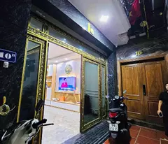 floor house for sale in cau giay center, 54m2, tine lane, 2 air, good furniture. 8.6 billion