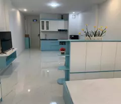 girlfriend needs money to business to sell new house, wide, 3.5 belt view, 4.3m frontage, back - three attorneys entering the house