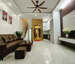 hoang hoa tham ba dinh townhouse for sale, built by people, near the street, 5 elevator floors, 30m, 8 billion.