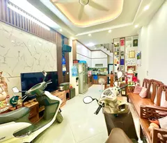hoang mai street house for sale, car backed up to the door, wide open farm lane of 33m2, asking price 6.8 billion