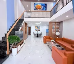house for sale at 47 tran xuan le, 3m in front of the house, car parked next to thanh khe police