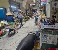 house for sale face on nguyen trai market, business and sale 30m x 7 billion 8.