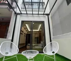 house for sale in cau giay center, parked car, good business premises, close to street, area 42m2, 5 modern hard new floors, only 5 billion.