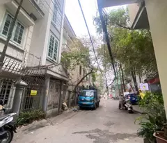 house for sale in de la thanh. dong da. 95m2 3 mt 6m price 26 billion - 7 seater car enter the house - near the street - suitable for building