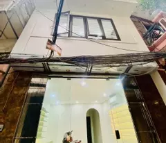 house for sale in de la thanh - dong da. area 31m2-5t. 50m to car - open house - 80m to street. farm lane. high price 4 billion