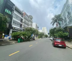 house for sale in hung gia pmh district 7, price only 28.5 billion, full beautiful furniture, with elevator.