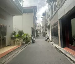 house for sale in kim chung, dong anh, 60m corner lot, car-friendly alley, ready-to-use c4 house, price less than 5 billion.
