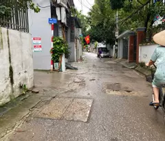 house for sale in thach ban long bien, acreage 34m*5t, price 5 billion 6 car lot, cool, shallow alley corner in happiness