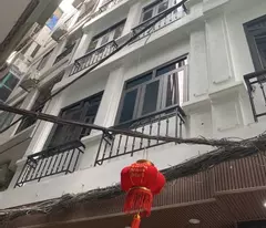 house for sale - linh quang-van truong lane front - wide front front - car parked in front of the door