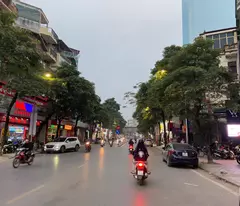 house for sale near linh dam lake for just over 5 billion. area 40m2 with car parked.