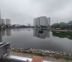 house for sale on ha dinh lake front. area 51m2 x 6t, mt 4m, sidewalk 5m. price 14 billion.