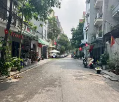 house for sale with 2 frontages on thanh am street - road with 2 trucks avoiding each other - cool lake view