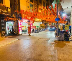 just over 9 billion. ngoc lam street, business 30m x 5t wide sidewalk!