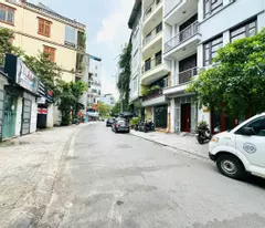 lac long quan house for sale, area 56m2, 4 floors, 4 bedrooms. sleep, the car passes through the gate of the house, 1 house away from the car to avoid parking, few
