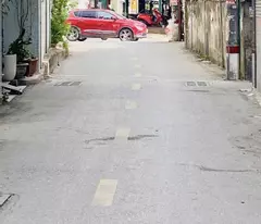 linh nam house for sale, area 100m2, truck parked right at the gate, car right in the yard.