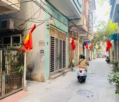 need for sale of mac thi buoi's house - two ba trung - car parked, in the song - airly front and after.