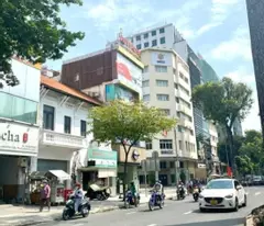 need money to sell house facing le thanh ton, ben thanh ward, district 1. area: 4.5 x 22m. 3 floors. price 43 billion