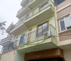 only 4.2 billion owns a 3-storey residential house, area 37.7m2, car parked 50m from the house