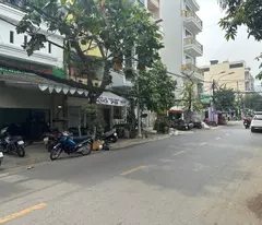 only 6 billion houses in the center of district 7 - street 79