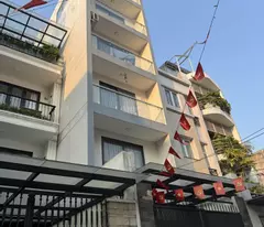 only 6.5 billion - corner lot 2 mt - 40m2 - 3 floors reinforced concrete - district 10