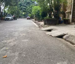 sale of ngoc lam townhouse, long bien, 40m2, 5 floors, garage, price slightly 11 billion.