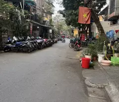 selling 110 million ta quang buu to give to the house on the sidewalk, cars stop day and night for two ladies' business