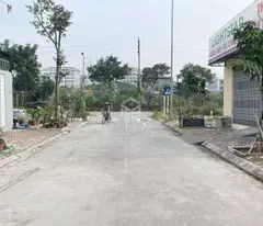 selling 37.7m2 of trau quy resettlement land. the lot's location is very nice, right next to the frontage road running from phu thi bridge to thach ban