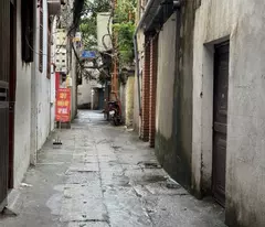 selling 50m hoa binh, 7 minh khai, giving away 1 house, 1 car, avoiding two ladies