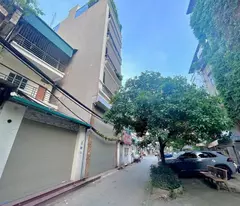 selling 66m vinh, but giving away a house with a sidewalk and a car parked at the business of two ladies