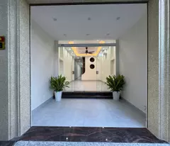 selling 69m2 4-storey house, elevator, 5 bedrooms close to diem go market, viet hung. free parking