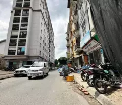 selling 6m houses in the middle-glasses, cars avoiding sidewalks, all types of businesses, only 18.5 billion