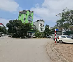 selling a 3-storey house with a window of 185m2 in da ton, gia lam. 13m road in the central area. contact 0989894845