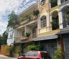 selling a 4-panel business front house with 14 billion q7