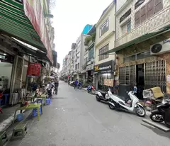 selling a 4-storey house on bach mai inter-sect pagoda street, car builders avoid doing business day and night, two ladies