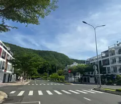 selling a 4-storey raw house at the main gate of mipeco urban area near the sea. land area: 101.2m2 selling price: 10.9 billion.